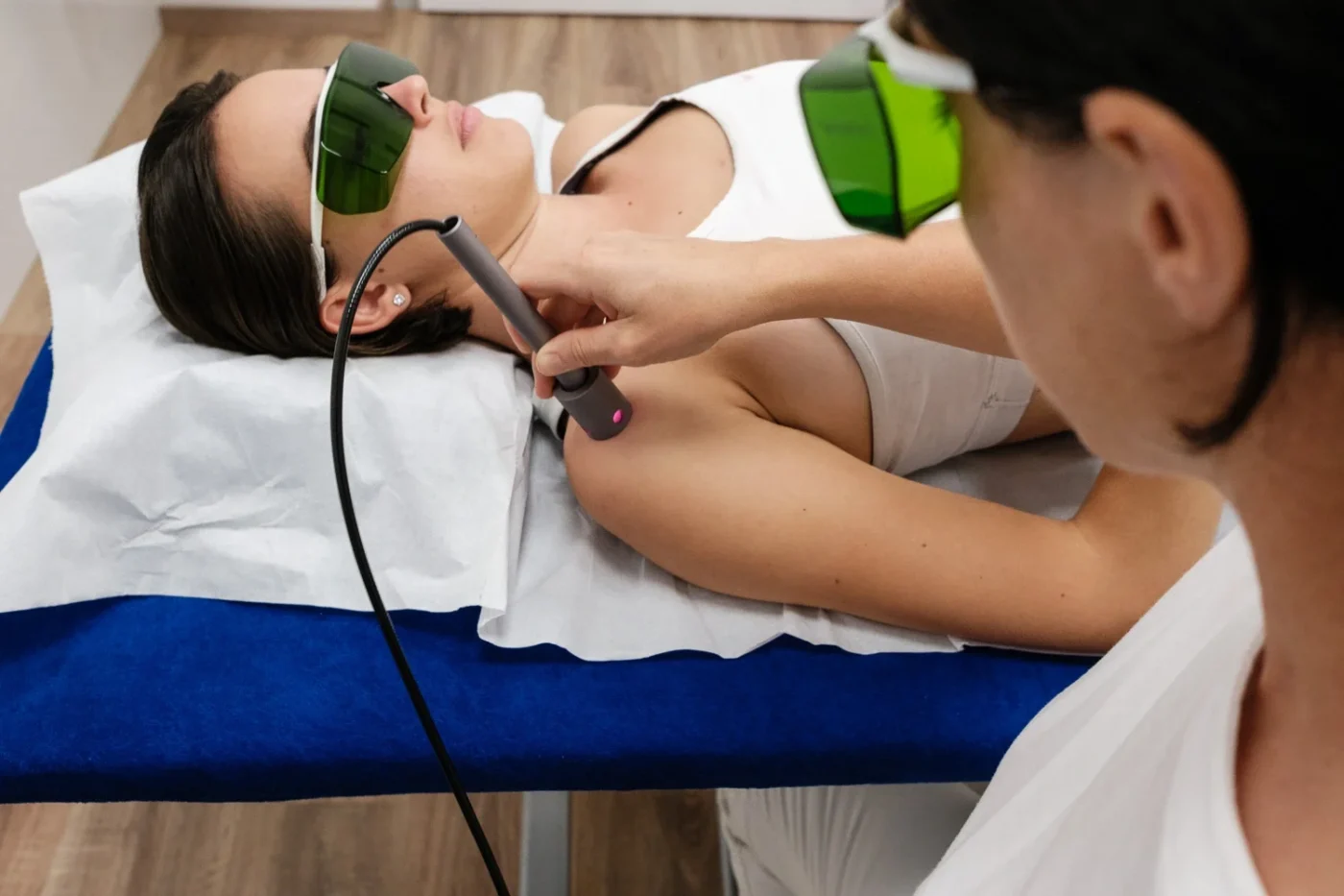 Applicazione di laserterapia con qmd® Helios
