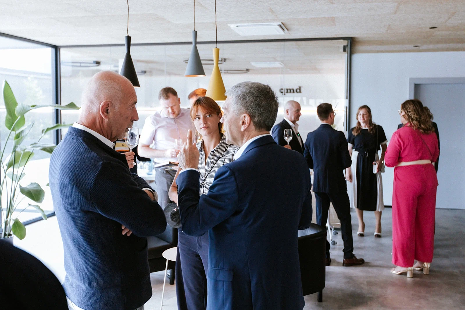 Incontro tra professionisti e partner durante un evento presso la sede qmd®