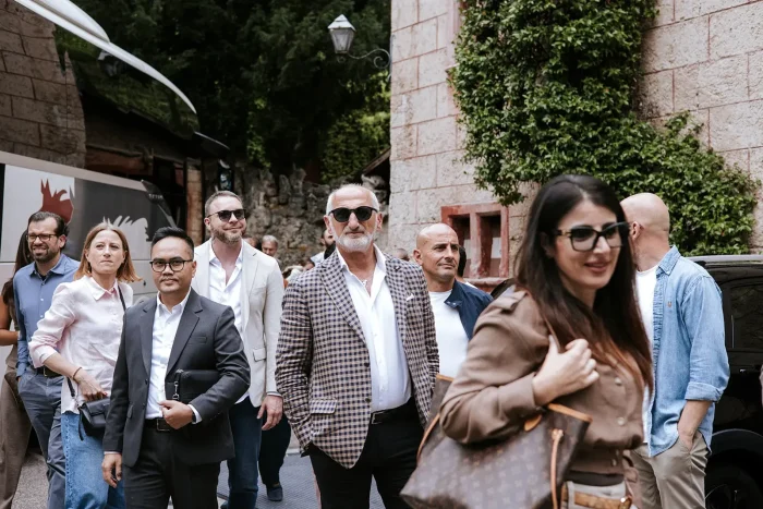 Ospiti di HAKOMED Italia durante il pranzo a Castel Turmhof