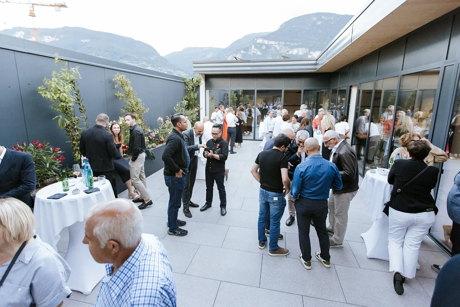 Gäste bei einer Veranstaltung am Firmensitz von Hakomed Italia in Südtirol