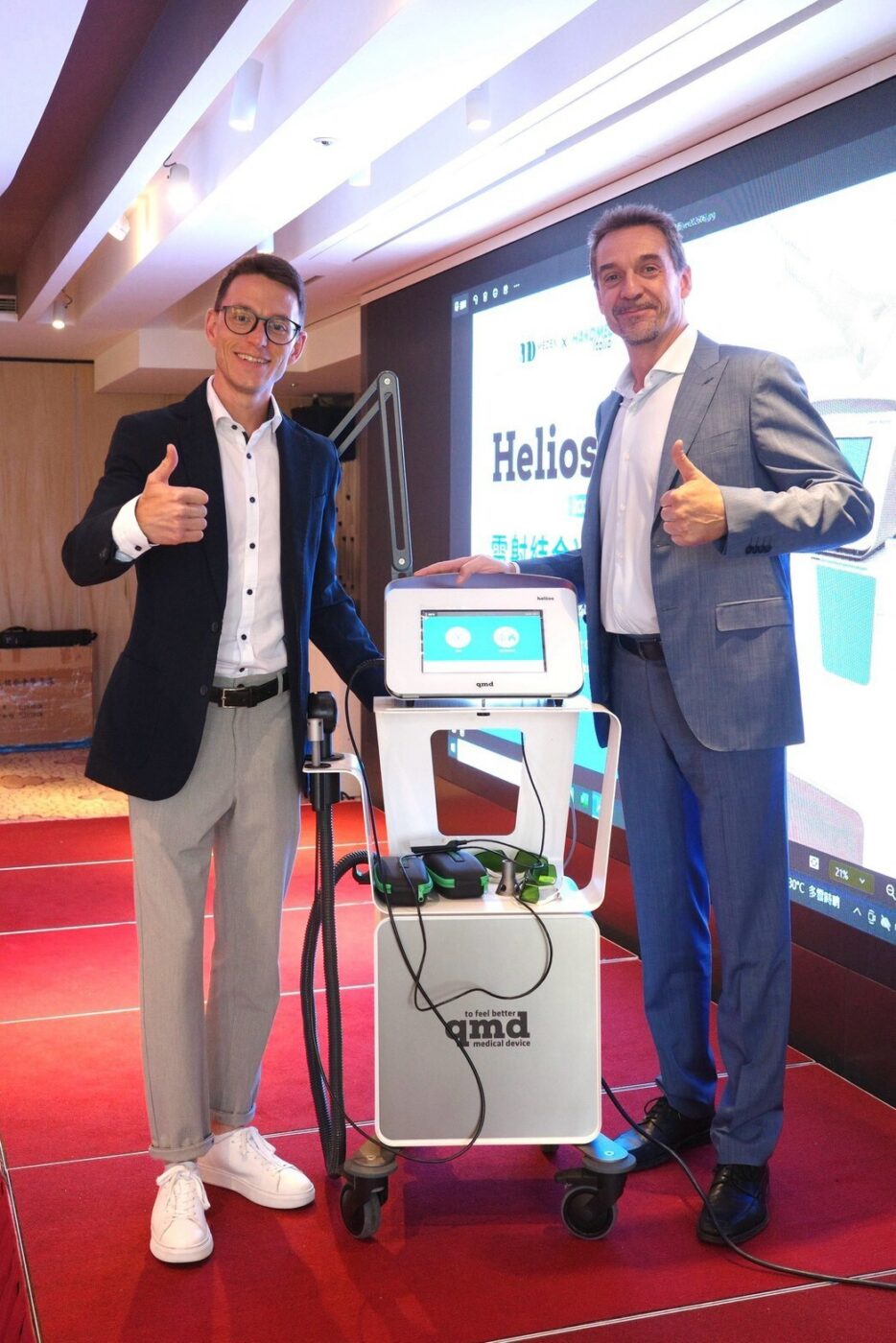 Martin Dellavaja und Dr. Maurizio Gioda mit dem qmd Hochleistungslasersystem helios beim Workshop in Taiwan.